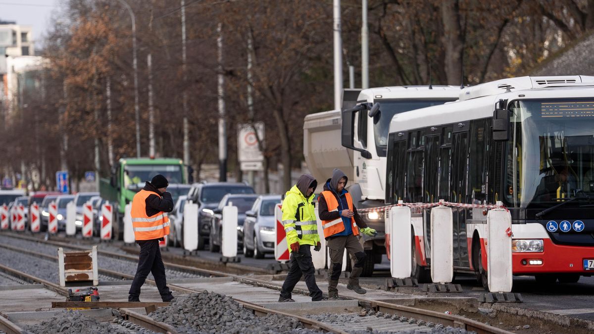 Celý den jsme opět sledovali práce na pražských uzavírkách. Ty stále komplikují dopravu